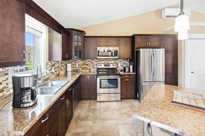 Køleskab, mikrobølgeovn, ovn, kogeplade