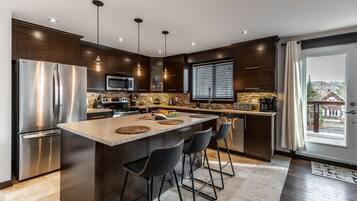 Een koelkast, een microgolfoven, een oven, een kookplaat