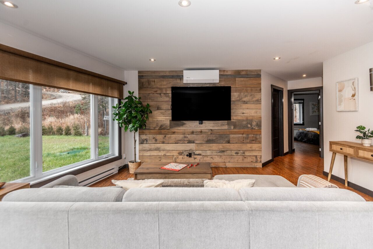 Una Smart TV, una chimenea, videojuegos, una oficina