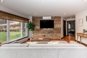 Smart-tv, een open haard, videospelletjes en een kantoor