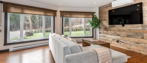 Een smart-tv, een open haard, videogames en een kantoor