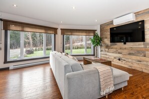 تلفزيون ذكي، مدفأة، ألعاب فيديو، مكتب