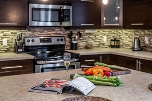 ثلاجة، ميكروويف، فرن، موقد طهي مسطح