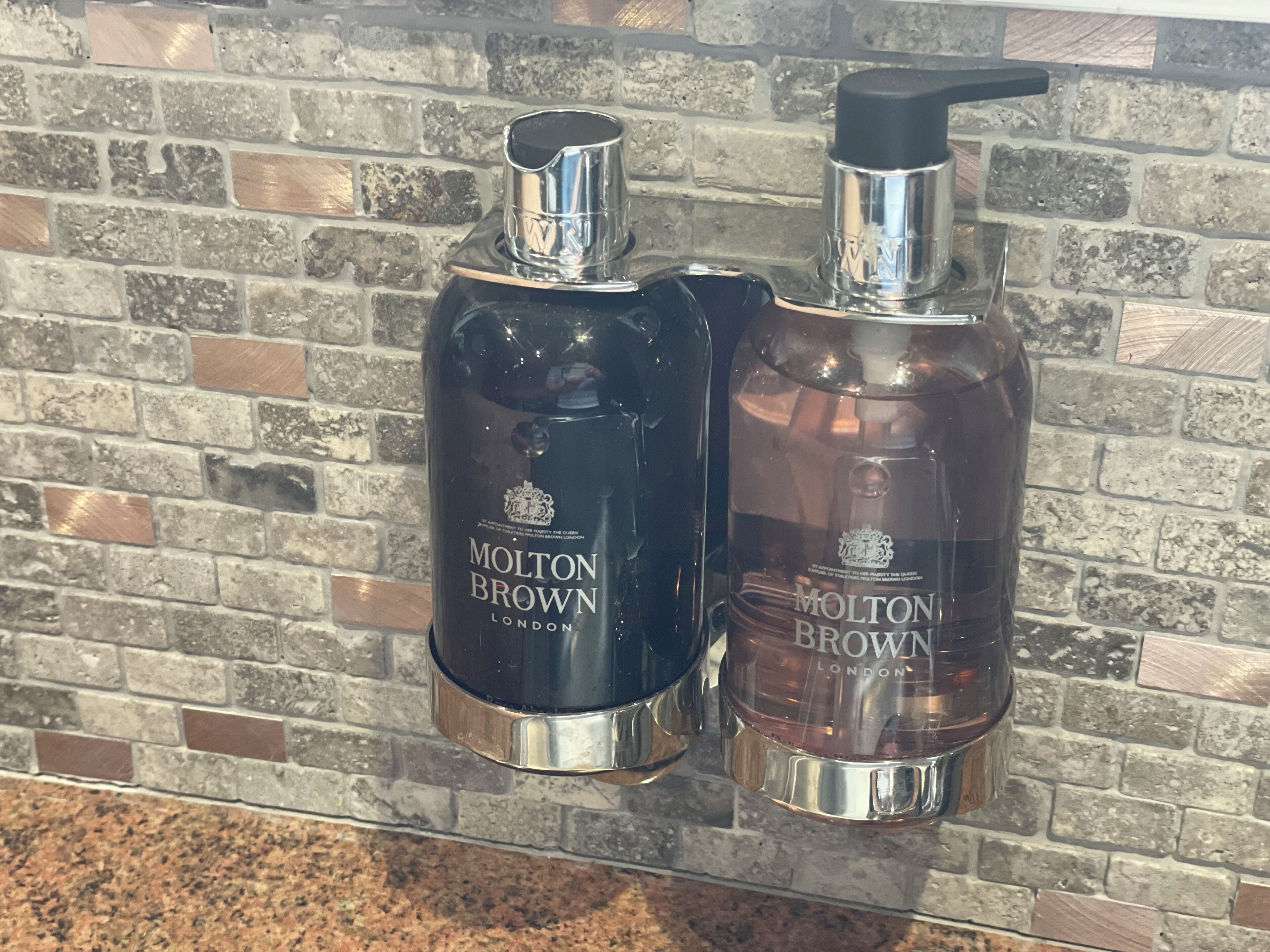 Douche, serviettes fournies, savon, shampoing