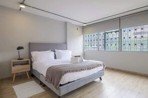 3 chambres, fer et planche à repasser, Wi-Fi, draps fournis