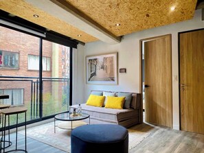 Televisión y oficina 