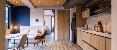 Køleskab, mikrobølgeovn, ovn, kogeplade