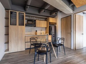 Kühlschrank, Mikrowelle, Ofen, Herdplatte