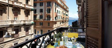 تناول الطعام بالخارج