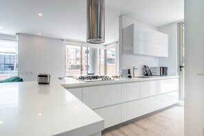 Kühlschrank, Mikrowelle, Ofen, Herdplatte