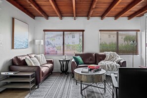 TV connectée, cheminée, jeux vidéo, baby-foot