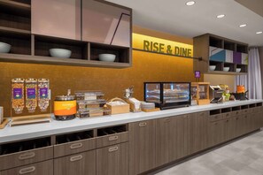 Free daily full breakfast - Home2 Suites By Hilton Eureka (Eureka)