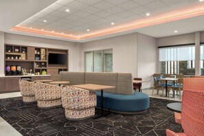 Lobby - Home2 Suites By Hilton Eureka (Eureka)