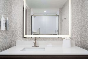 Artículos de higiene personal ecológicos, secador de pelo y toallas