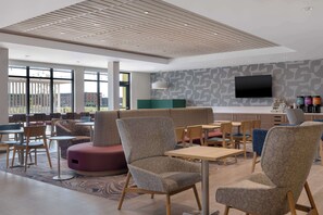 Lobby - Home2 Suites By Hilton Sheboygan (Sheboygan)