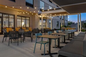 Terrace/patio - Home2 Suites By Hilton Sheboygan (Sheboygan)