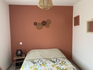 1 habitación, tabla de planchar con plancha, wifi y ropa de cama 