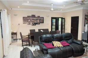 Living area - McCarthy Hill House 5 - 1 (accra)