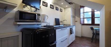 Kjøleskap, mikrobølgeovn, kokeplater og kaffetrakter/tekoker