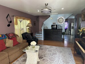 Smart TV, books, computer monitors - Colorful spacious 3 bedroom house near center  (Philadelphia)