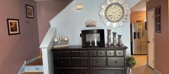 Colorful spacious 3 bedroom house near center 