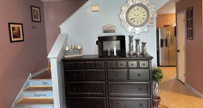 Colorful spacious 3 bedroom house near center