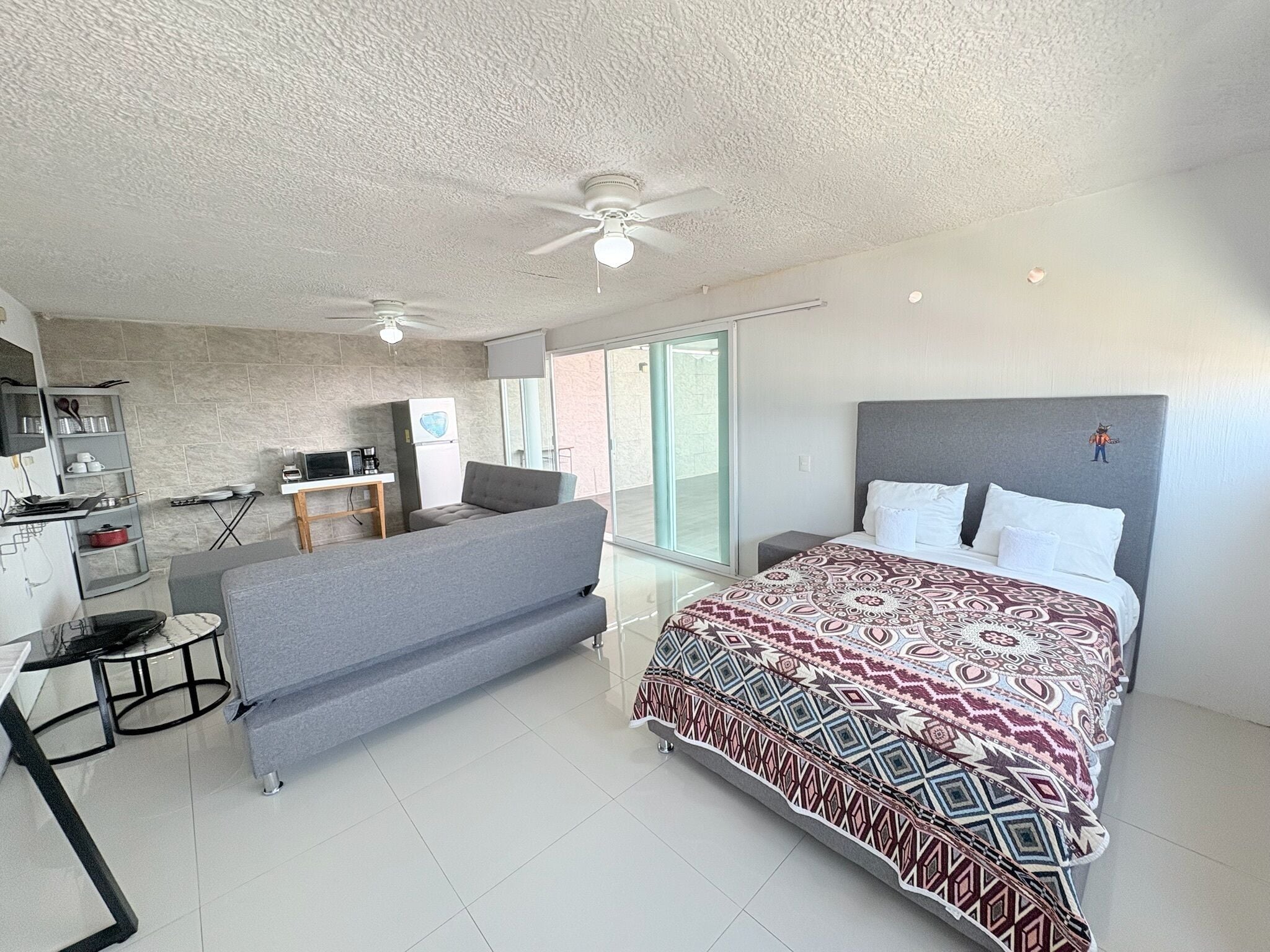 1 habitación, edredón, decoración personalizada y escritorio 