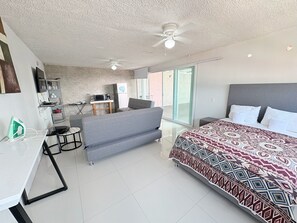 1 habitación, edredón, decoración personalizada y escritorio 