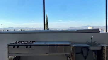 Apartment, Multiple Beds, Kitchenette, City View | Private kitchen | Fridge, microwave, oven, dishwasher