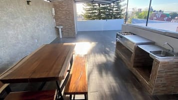 Lejlighed - flere senge - tekøkken - byudsigt | Terrasse/gårdhave