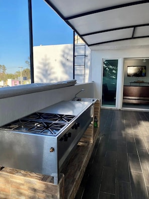 Departamento, varias camas, cocineta, vista a la ciudad | Cocina privada | Refrigerador, microondas, horno y lavavajillas