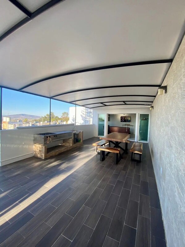 Departamento, varias camas, cocineta, vista a la ciudad | Terraza o patio