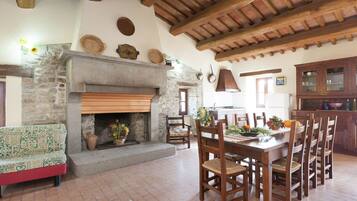 Fernseher, Kamin, Tischtennisplatte