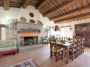 Televisión, chimenea, mesa de ping pong