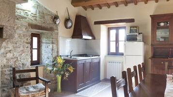 Kühlschrank, Mikrowelle, Geschirrspüler, Hochstuhl