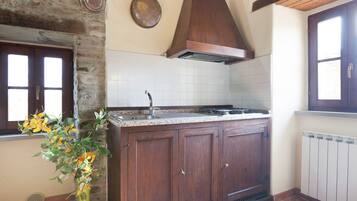 Kühlschrank, Mikrowelle, Geschirrspüler, Hochstuhl