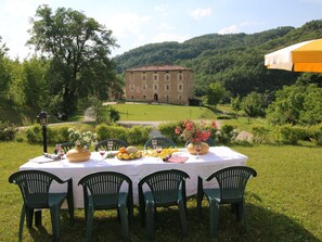 Outdoor dining - Mansion in Apecchio with Pool (Apecchio)
