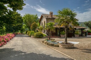 Property grounds - Family Cottage in Cagli with Pool (Cagli)
