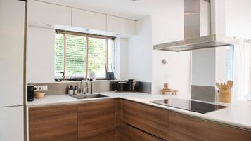 Een koelkast, een magnetron, een oven, een kookplaat