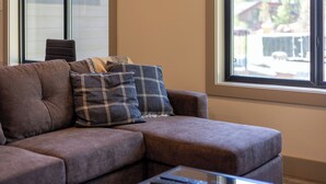 Smart TV, fireplace - Newly Built 2 Bedrooms. Sleeps 4 Adults. AC (Fernie)