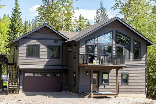 Exterior - Newly Built 2 Bedrooms. Sleeps 4 Adults. AC (Fernie)