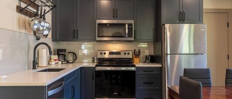 Kylskåp, mikrovågsugn, ugn och spishäll