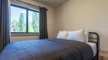 2 bedrooms, iron/ironing board, travel crib, free WiFi