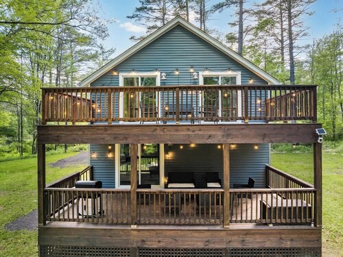 Nature Getaway ~ Creek, Firepit, Deck, Privacy