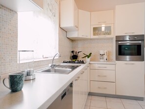 Fridge, microwave, oven, stovetop - Apartment in Croatia near the Coast (Ljubač)