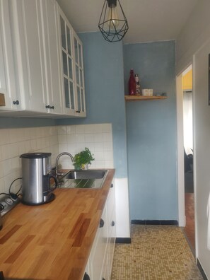 Microwave, oven, stovetop - Lovely 3-room Parisian apartment, between Alésia and Parc Montsouris, in a quiet location (Paris)
