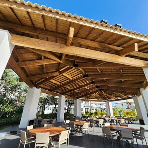 Outdoor dining - Apartamento de Alto Luxo, Quarto e Sala, no Icônico Balneário de Praia do Forte (praia do forte)