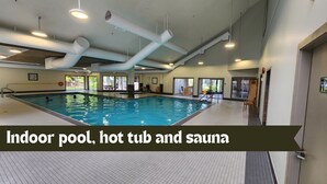 Piscina interior, bañera de hidromasaje y sauna con señalización clara y suelo de baldosas.