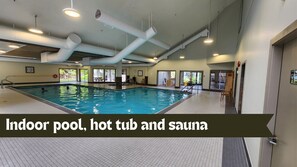 Innendørsbasseng og et oppvarmet basseng