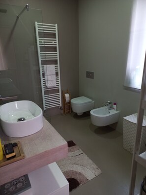 Shower, hair dryer, bidet, towels - Villa Berenice House and Relax (san giovanni teatino)